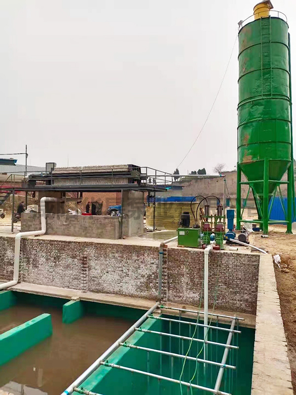 咸陽華星泵業(yè)生產(chǎn)的柱塞泥漿泵在磚廠使用現(xiàn)場(chǎng) 磚廠用壓濾機(jī)客戶現(xiàn)場(chǎng)1